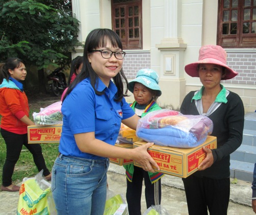 Đ/c Vũ Thị Thùy Trang- Phó Bí thư thường trực Tỉnh Đoàn và các đại diện Công ty TNHH SX-TM Thiên Quỳnh, tỉnh Long An tặng quà cho các gia đình đặc biệt khó khăn
